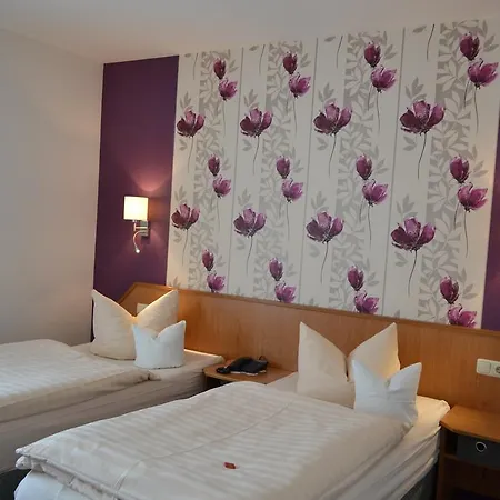 & Restaurant Zur Linde 3* 프라이탈