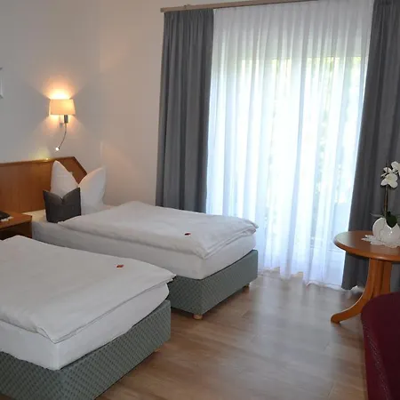 & Restaurant Zur Linde 호텔 3*