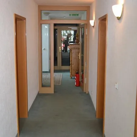 & Restaurant Zur Linde 프라이탈