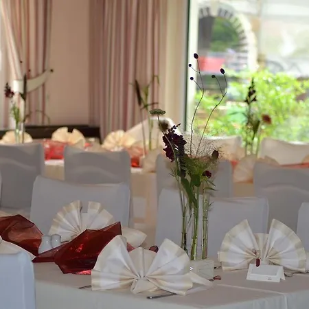 & Restaurant Zur Linde 프라이탈